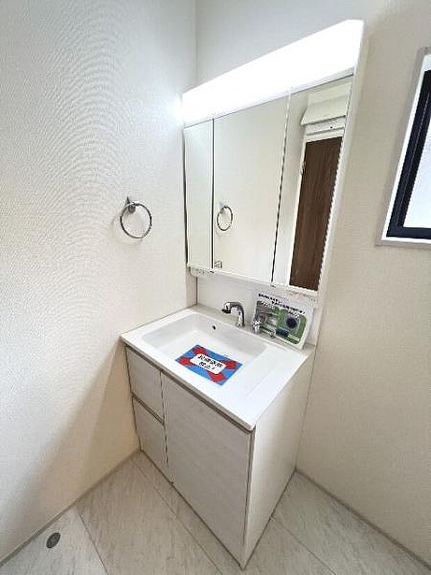 シャワー付き洗面化粧台です。手軽にシャンプーができ、お掃除もしやすいですね。