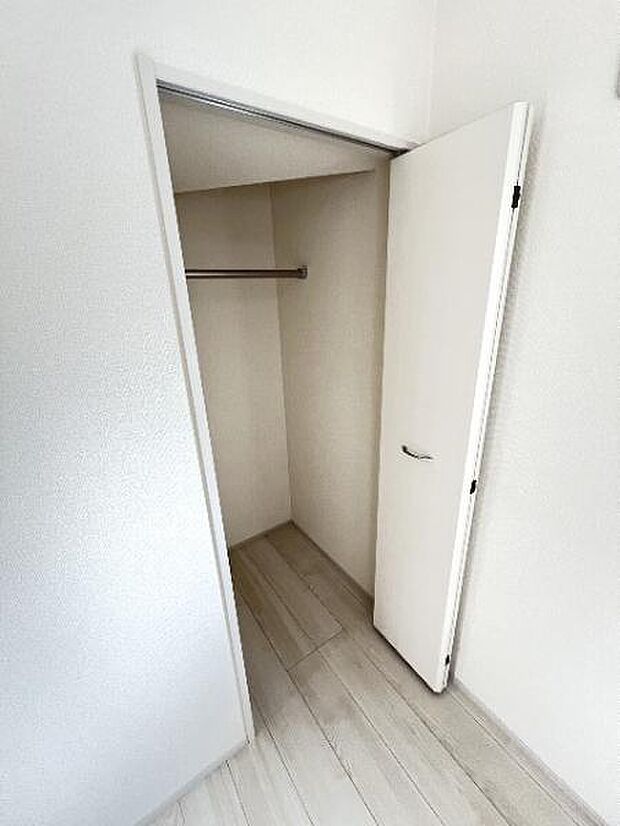 中の物を確認しやすく、取り出しやすい収納スペース。お部屋を広々とお使いいただけます。