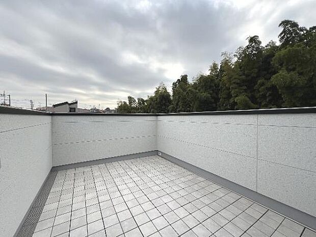 ルーフバルコニーは開放感があり、洗濯物を干すだけでなく、ご家族に合わせた楽しみ方ができますね。