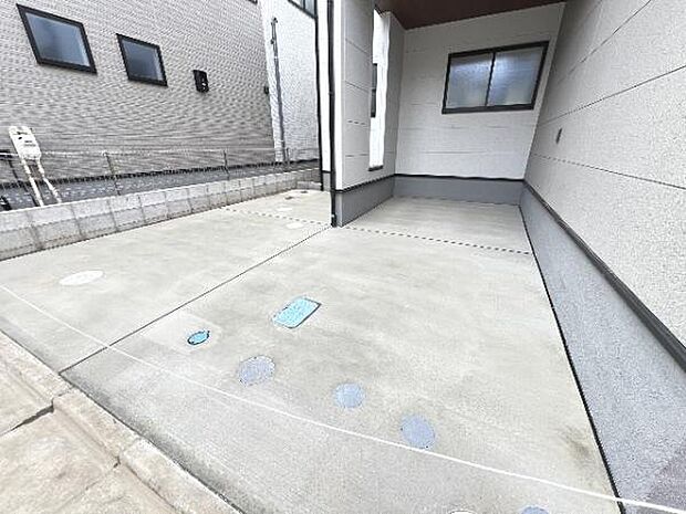 駐車場です。前面道路との高低差も少なく、スムーズに出入りできます。