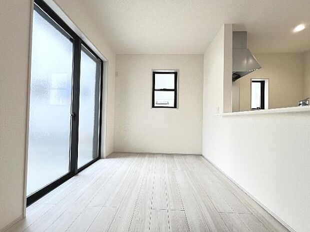 キッチン正面にダイニングセットを配置することで、配膳もスムーズに。調理中も会話を楽しめます。