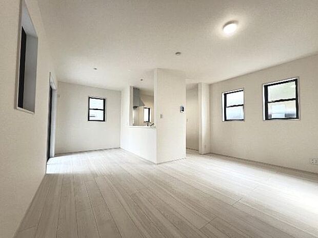 明るい日差しが入る風通しの良いリビングです。