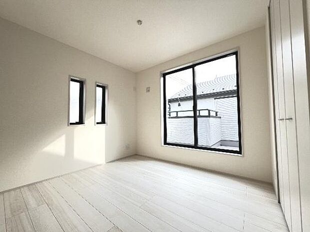 明るい広々とした主寝室でご家族ゆっくりお休みになれますね。