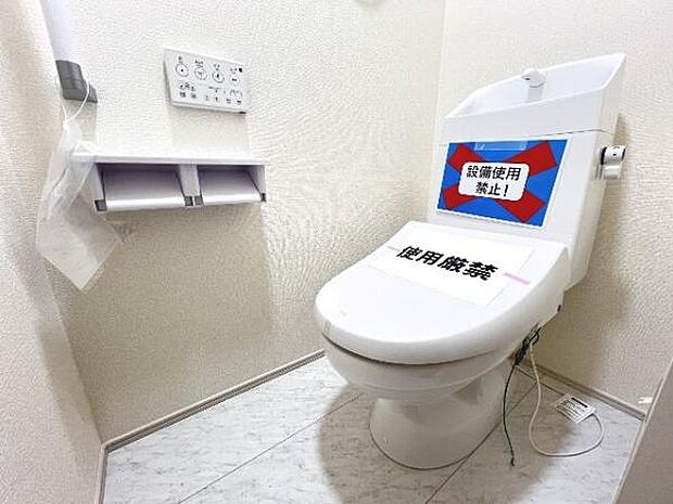 シャワー洗浄機能付のトイレは、清潔感が印象的な空間ですね。