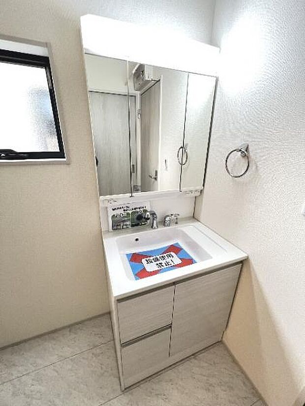 シャワー付き洗面化粧台です。手軽にシャンプーができ、お掃除もしやすいですね。