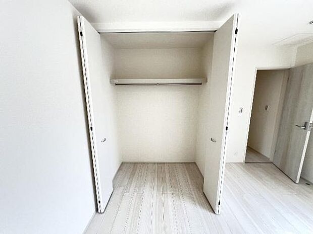 いつでもお部屋をスッキリお使い頂ける収納スペースを設置。