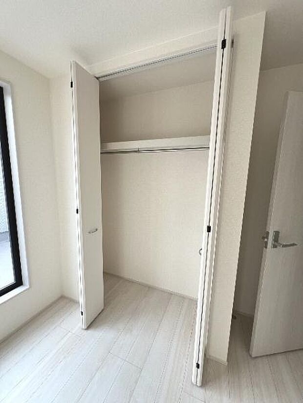 中の物を確認しやすく、取り出しやすい収納スペース。お部屋を広々とお使いいただけます。