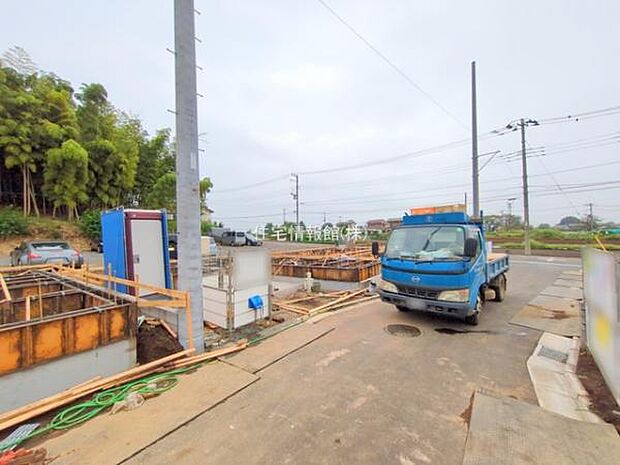 前面道路を含めた現地写真です。