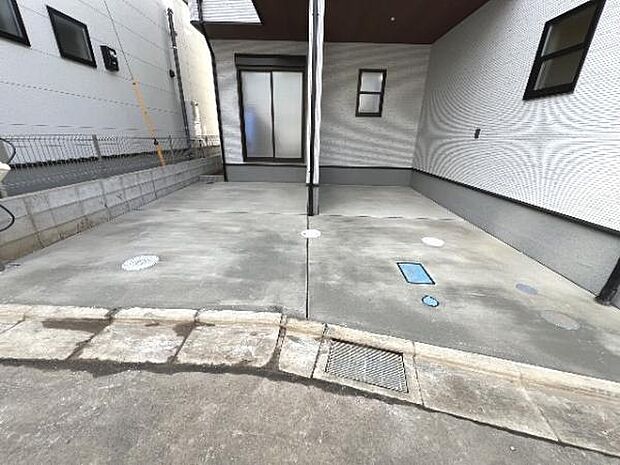 駐車場です。前面道路との高低差も少なく、スムーズに出入りできます。