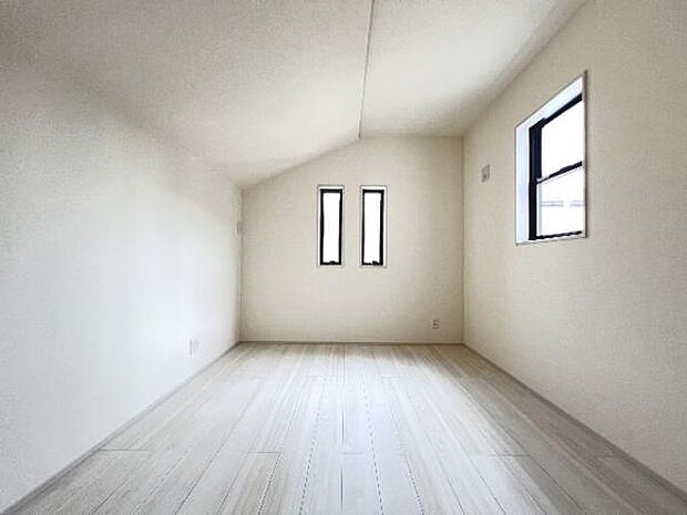 2面採光を確保した室内は、明るく風通しも良く、大変居心地の良い空間となっております。