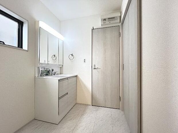 快適で清潔感がある脱衣スペースです。