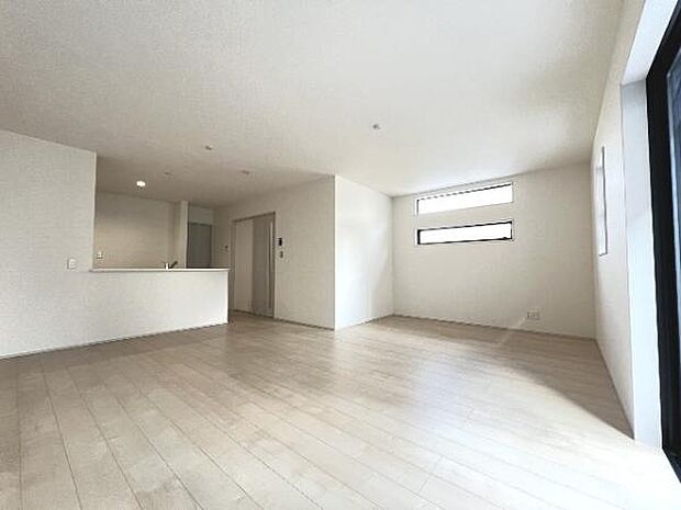 明るい日差しが入る風通しの良いリビングです。