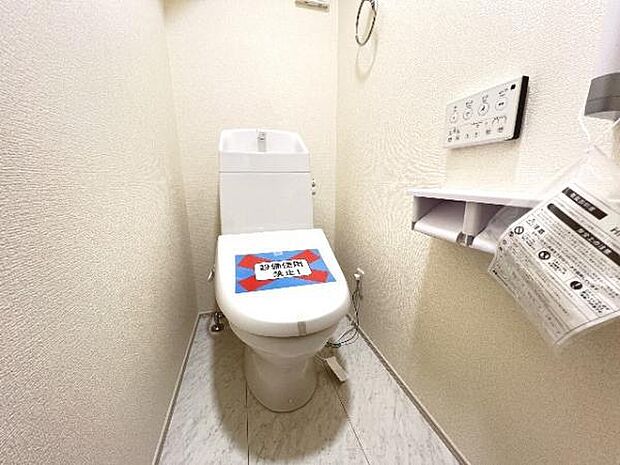 シャワー洗浄機能付のトイレは、清潔感が印象的な空間ですね。