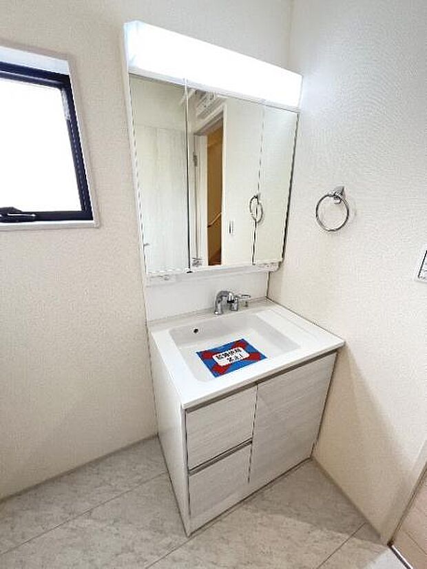 シャワー付き洗面化粧台です。手軽にシャンプーができ、お掃除もしやすいですね。