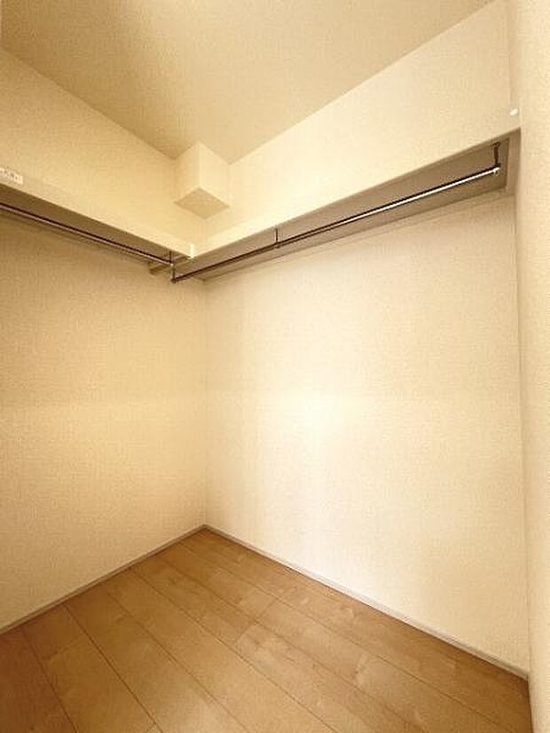 ウォークインクローゼットがあり収納スペースも豊富。季節物もスッキリ片付きそうです。