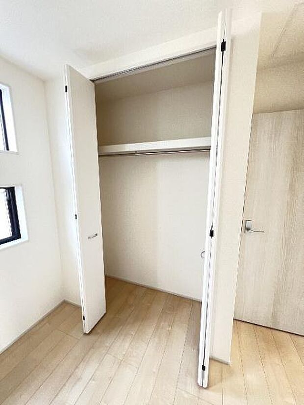 中の物を確認しやすく、取り出しやすい収納スペース。お部屋を広々とお使いいただけます。