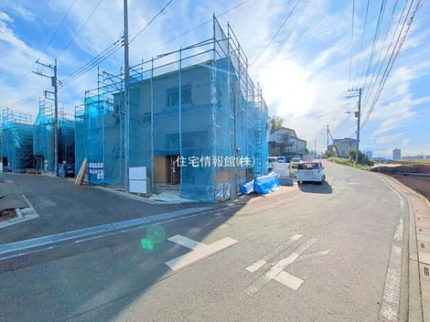 前面道路を含めた現地写真です。