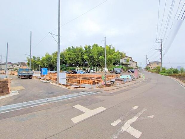 前面道路を含めた現地写真です。