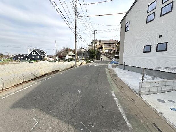 前面道路を含めた現地写真です。