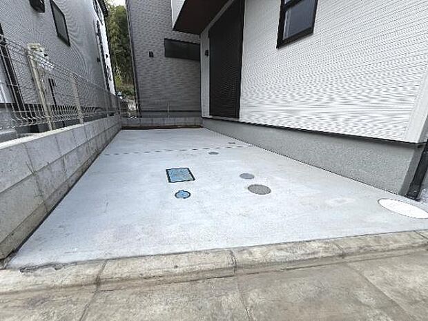 駐車場です。前面道路との高低差も少なく、スムーズに出入りできます。