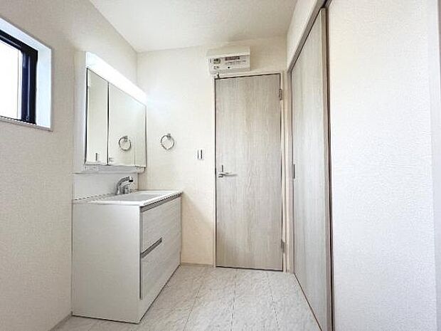 快適で清潔感がある脱衣スペースです。