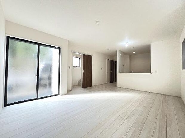 明るい日差しが入る風通しの良いリビングです。