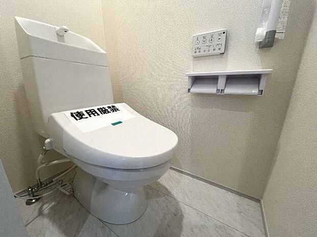 シャワー洗浄機能付のトイレは、清潔感が印象的な空間ですね。