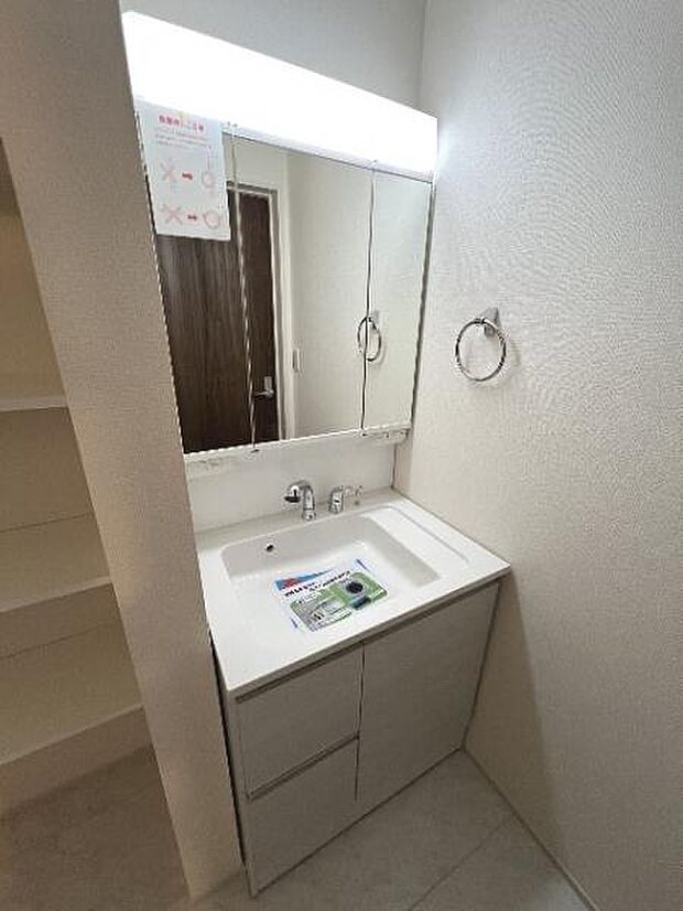 シャワー付き洗面化粧台です。手軽にシャンプーができ、お掃除もしやすいですね。