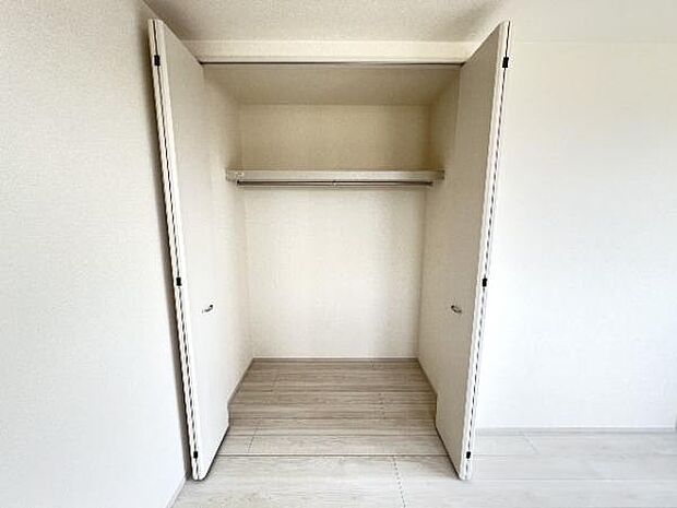 いつでもお部屋をスッキリお使い頂ける収納スペースを設置。