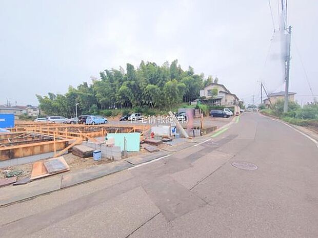 前面道路を含めた現地写真です。