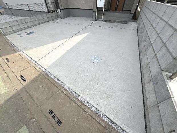 駐車場です。前面道路との高低差も少なく、スムーズに出入りできます。