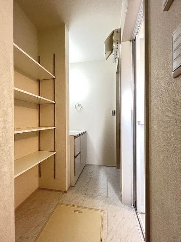 快適で清潔感がある脱衣スペースです。