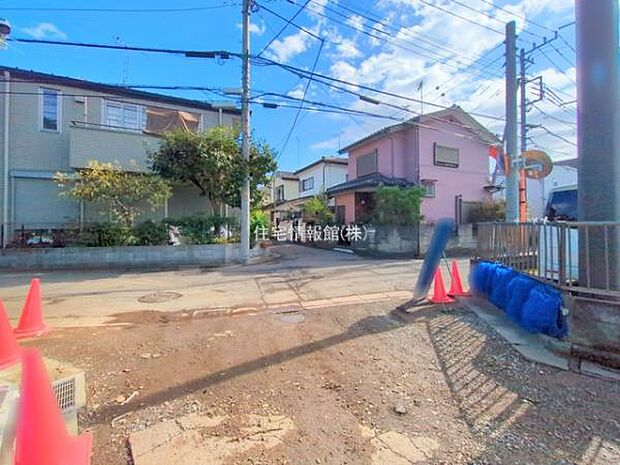 前面道路を含めた現地写真です。