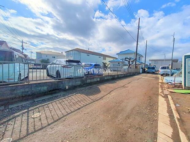 前面道路を含めた現地写真です。