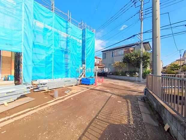 前面道路を含めた現地写真です。