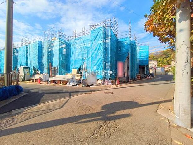 前面道路を含めた現地写真です。