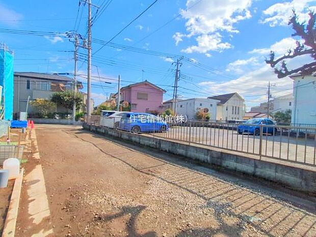 前面道路を含めた現地写真です。