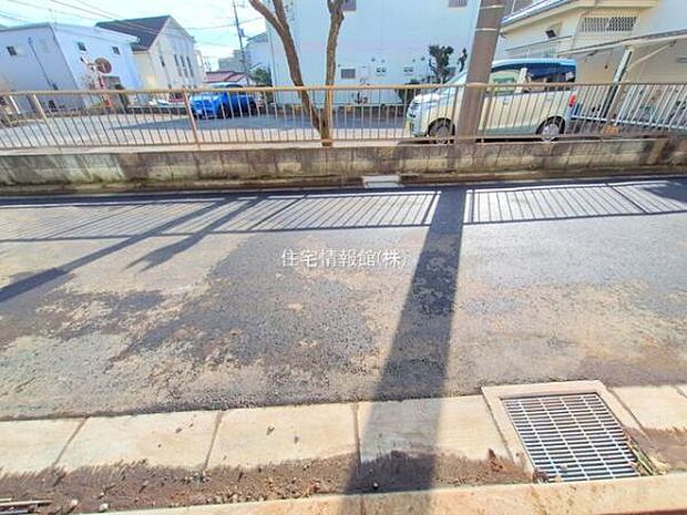 前面道路を含めた現地写真です。