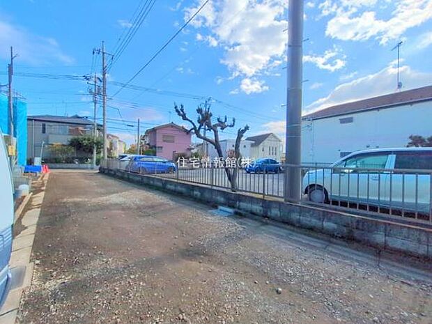 前面道路を含めた現地写真です。