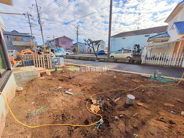 前面道路を含めた現地写真です。