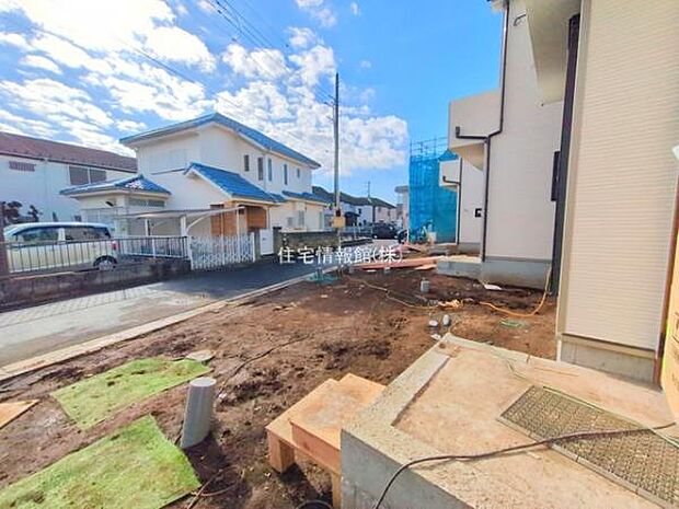 前面道路を含めた現地写真です。