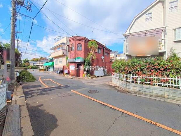 前面道路を含めた現地写真です。