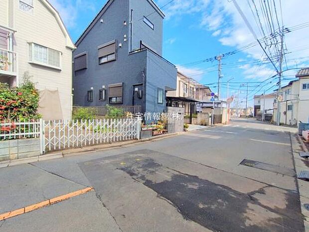 前面道路を含めた現地写真です。