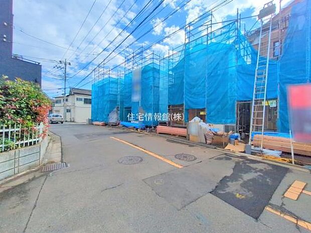 前面道路を含めた現地写真です。