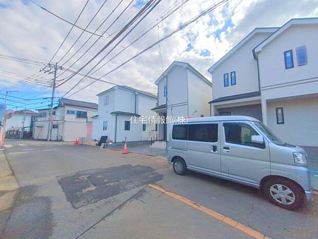 前面道路を含めた現地写真です。