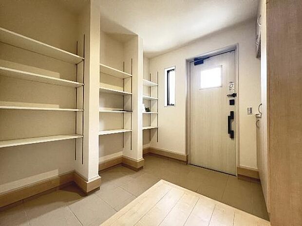 玄関がいつも片づくシューズインクローゼットがあります。