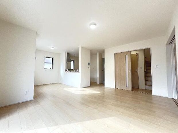 明るい日差しが入る風通しの良いリビングです。