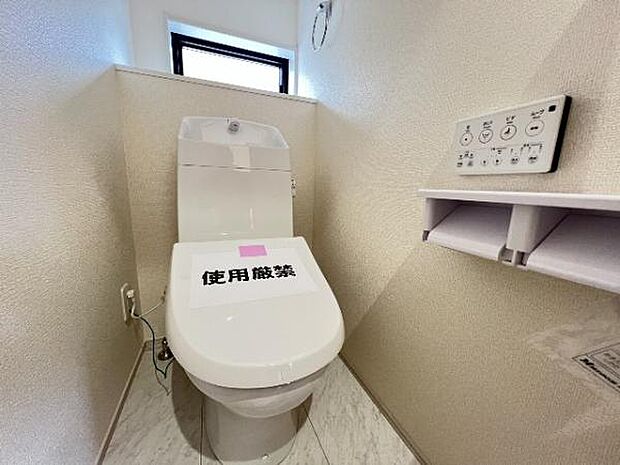 シャワー洗浄機能付のトイレは、清潔感が印象的な空間ですね。