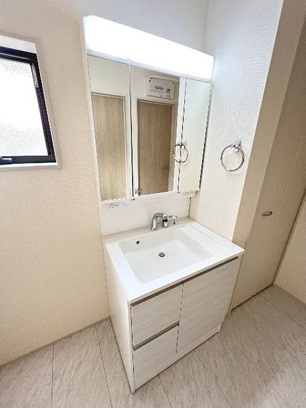 シャワー付き洗面化粧台です。手軽にシャンプーができ、お掃除もしやすいですね。