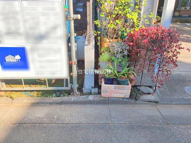 前面道路を含めた現地写真です。